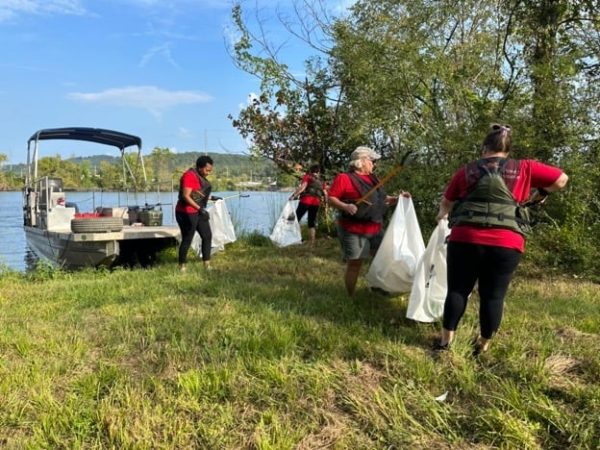 APSO volunteers clean the shoreline of the Coosa River. (Joey Blackwell / Alabama News Center)