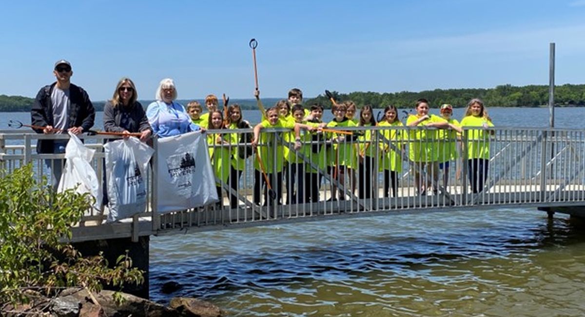 Children help clean Weiss Lake.