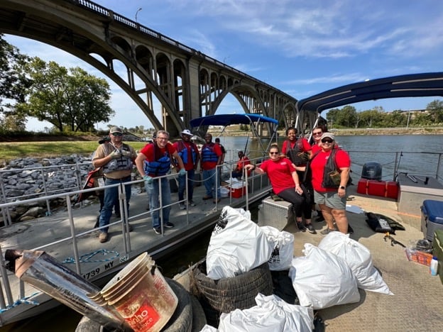 APSO volunteers return from picking up trash along the banks of the Coosa River. (Joey Blackwell / Alabama News Center)